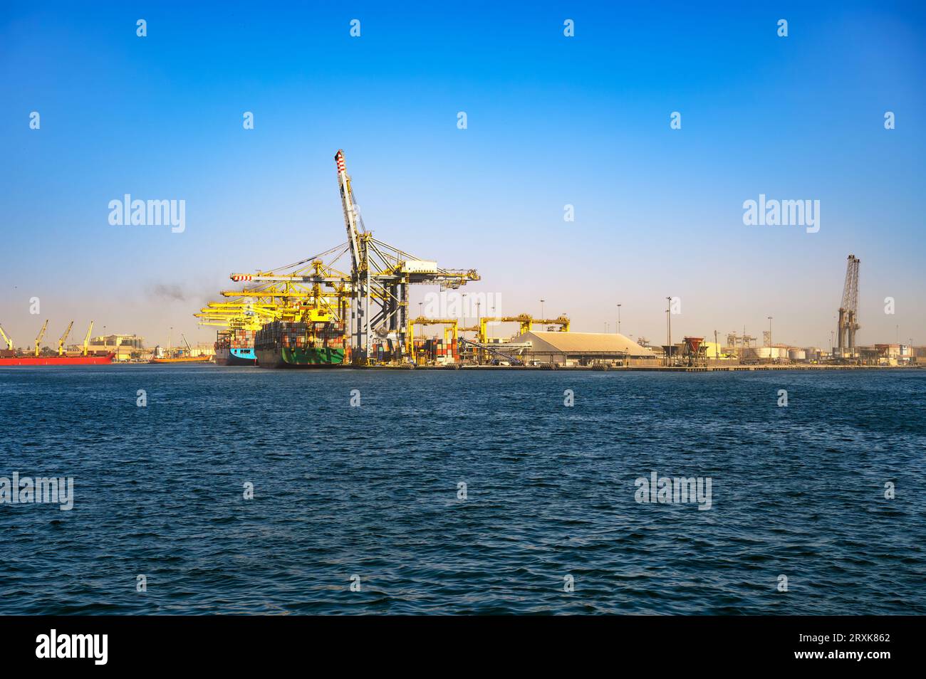 Hafen von Dakar im Senegal mit großen Frachtschiffen, Kränen und schweren Frachtcontainern Stockfoto