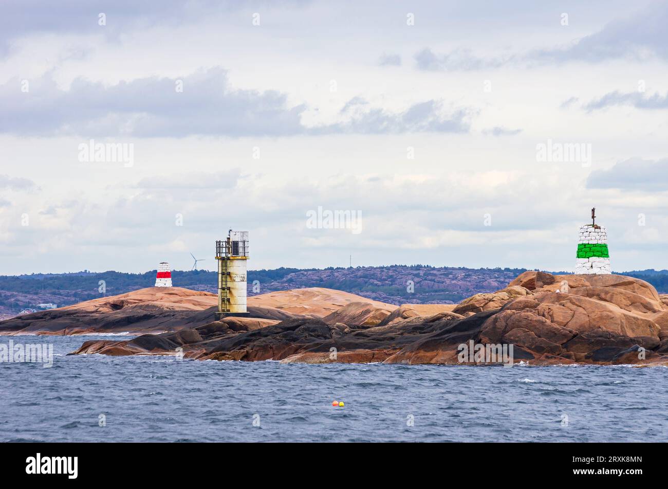 Leuchtturm und Navigationszeichen auf einer Felseninsel im Archipel südlich von Lysekil, Bohuslän, Västra Götaland County, Schweden, Skandinavien, Europa. Stockfoto