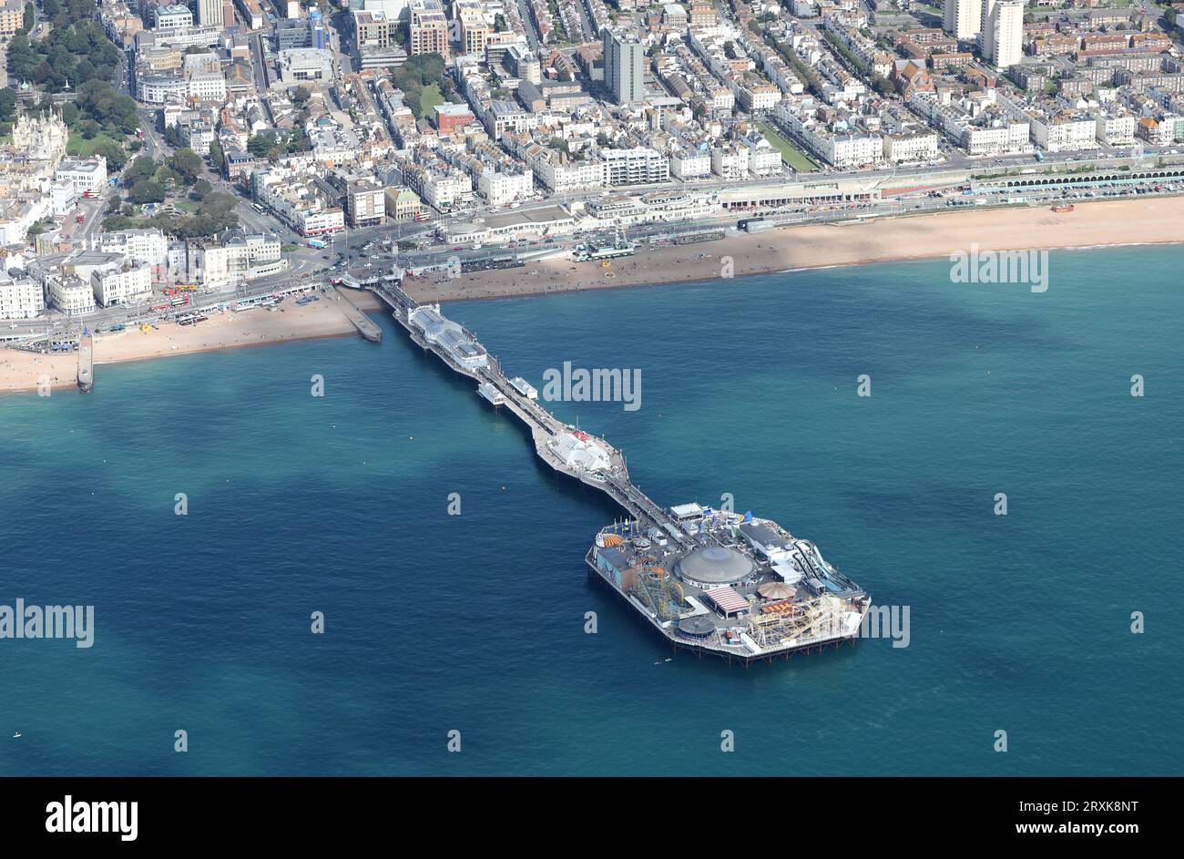 Luftaufnahme von Brighton's Palace Pier & Seafront Stockfoto