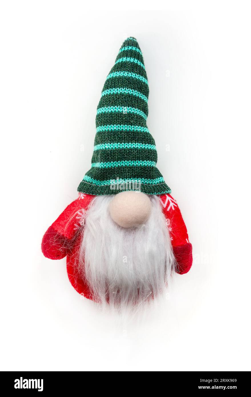 Foto eines süßen und lustigen gestrickten Weihnachtsgnoms mit einem weißen Bart isoliert auf weißem Hintergrund Stockfoto