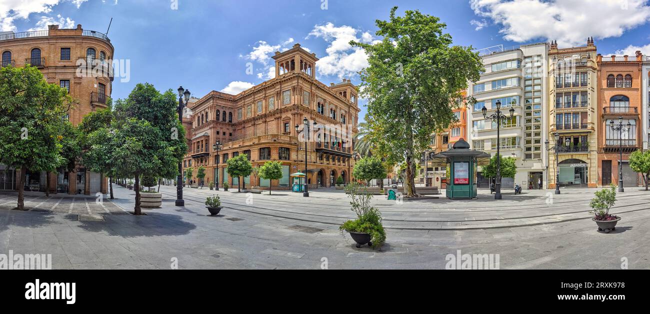 Avenida de la Constitucion Straße mit Edificio Coliseo im Hintergrund, Sevilla, Andalusien, Spanien Stockfoto