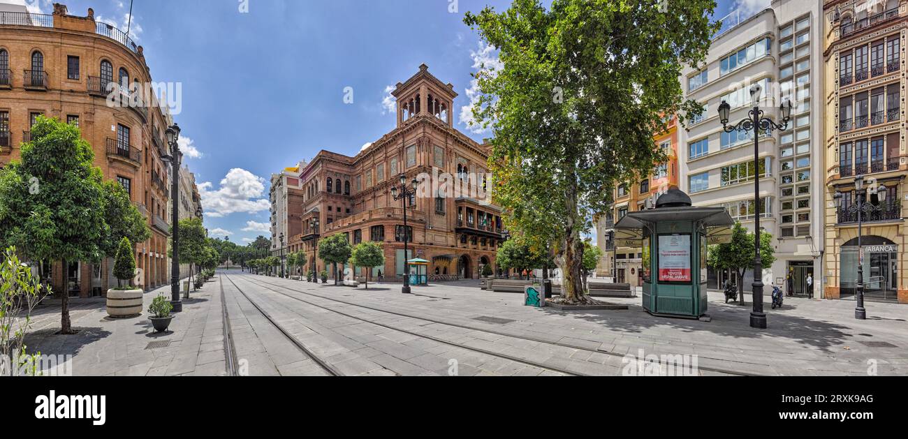 Avenida de la Constitucion Straße mit Edificio Coliseo im Hintergrund, Sevilla, Andalusien, Spanien Stockfoto