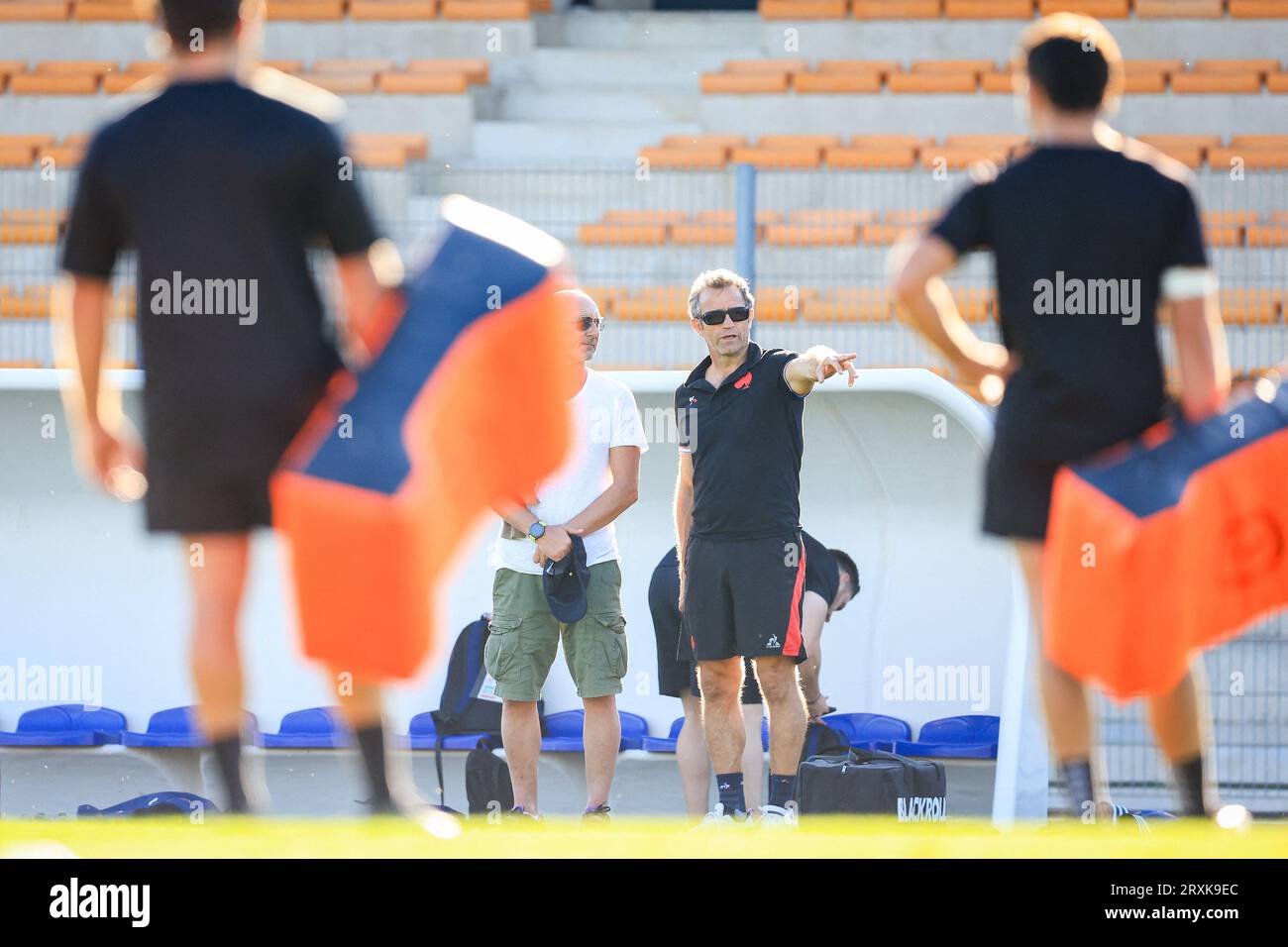 Ehemaliger französischer Fußballtorhüter Fabien Barthez und Cheftrainer von France Fabien Galthie während des Rugby-WM-Trainings der Mannschaft Frankreich im Stade Georges Carcassonne am 25. September 2023 in Aix en Provence, Frankreich. Foto: Baptiste Paquot/ABACAPRESS.COM Stockfoto