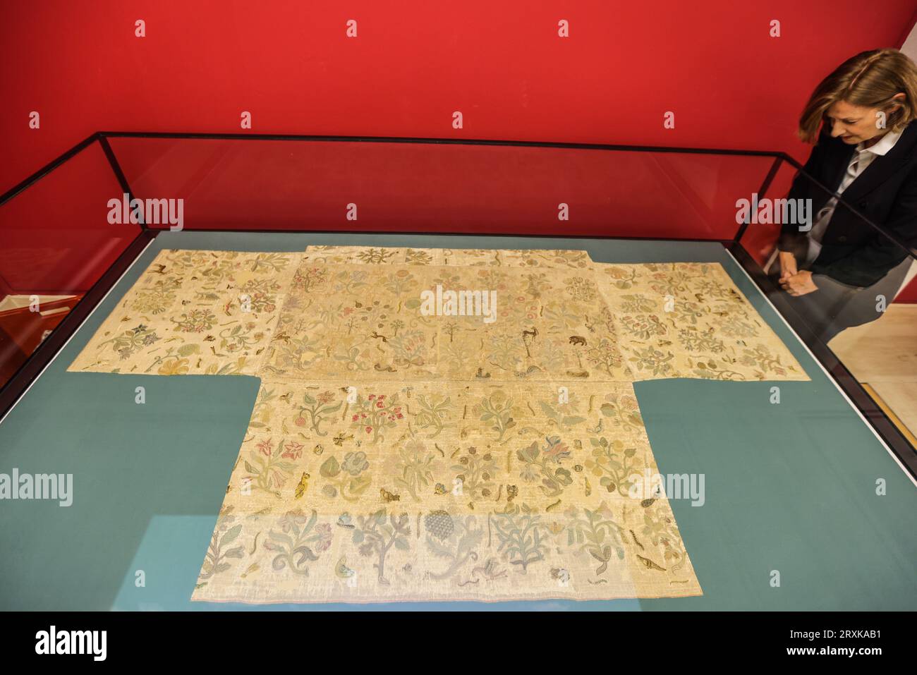 London UK 26 Sep 2023 Treasures of Gold and Silver Wire Exhibition: Höhepunkte der Ausstellung ist ein von Königin Elisabeth I. getragenes Kleid, das Bacton Altartuch aus dem 16. Jahrhundert, das als einziges überlebendes Kleid des Monarchen gilt. Das am 29. September eröffnete und nur sechs Wochen lang bis zum 12. November 2023 laufende „Treasures of Gold and Silver Wire“ zeigt eine erstaunliche Sammlung von königlichen Uniformen, Theaterkostümen, Militärkleidung, kirchlichen Artefakten und wunderschönem modernen Schmuck, Silberschmiedekunst, und Stickerei. es bildet die feinste Sammlung von Gold- und Silberdrahtobjekten zu Stockfoto