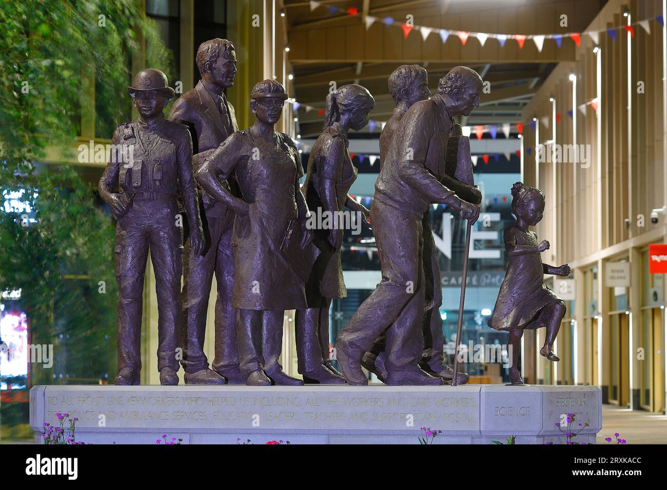 Eine COVID-Gedenkskulptur, die in den Glass Works in Barnsley, South Yorkshire, Großbritannien, installiert wurde Stockfoto