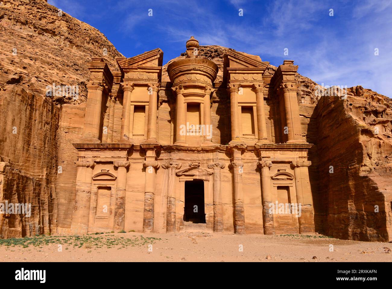 Ad Deir (auch bekannt als das Kloster), ein Felskloster aus dem 1. Jahrhundert n. Chr. und später eine byzantinische Kirche in Petra, Jordanien Stockfoto