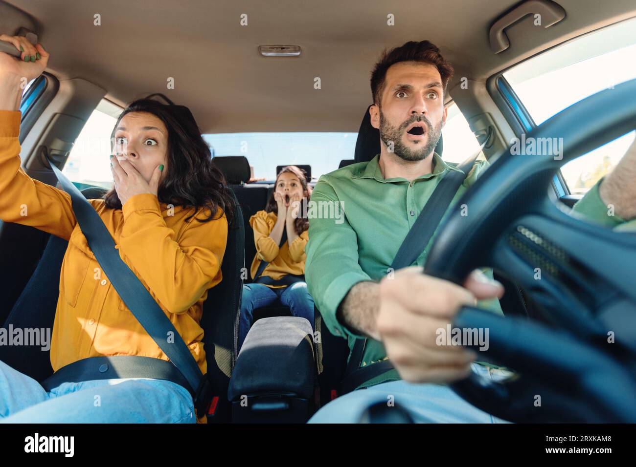 Lady driving car scared -Fotos und -Bildmaterial in hoher Auflösung – Alamy