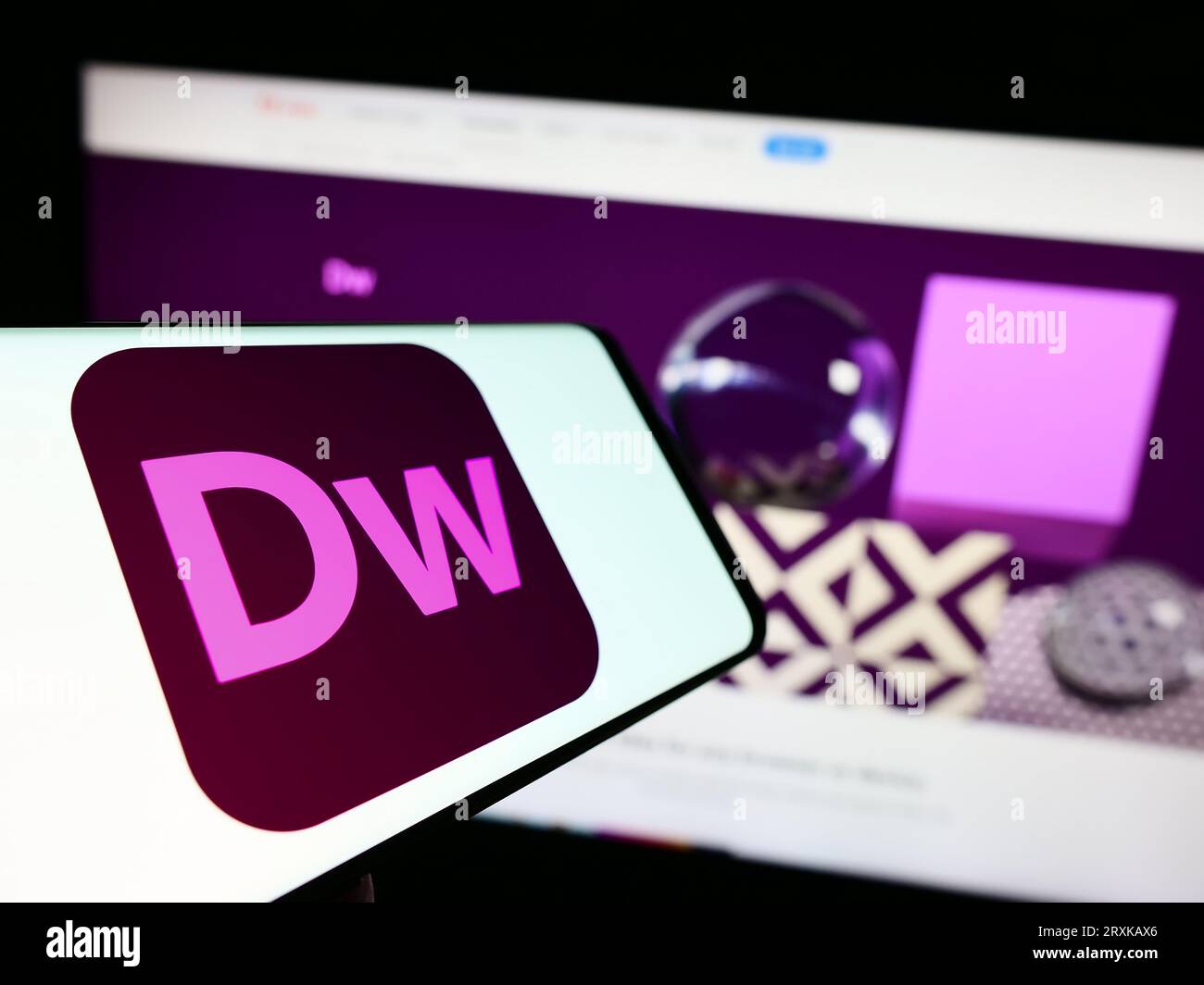 Mobiltelefon mit Logo der Webentwicklungssoftware Adobe Dreamweaver auf dem Bildschirm vor der Business-Website. Konzentrieren Sie sich auf die Mitte der Telefonanzeige. Stockfoto