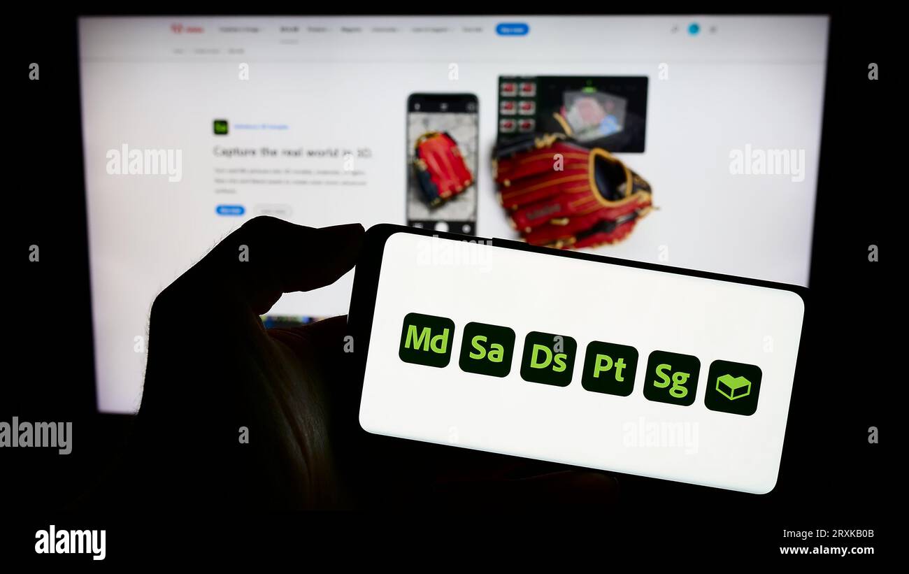 Person, die ein Mobiltelefon mit dem Logo des Softwareprodukts Adobe Substance 3D auf dem Bildschirm vor der Firmenwebsite hält. Konzentrieren Sie sich auf das Display des Telefons. Stockfoto