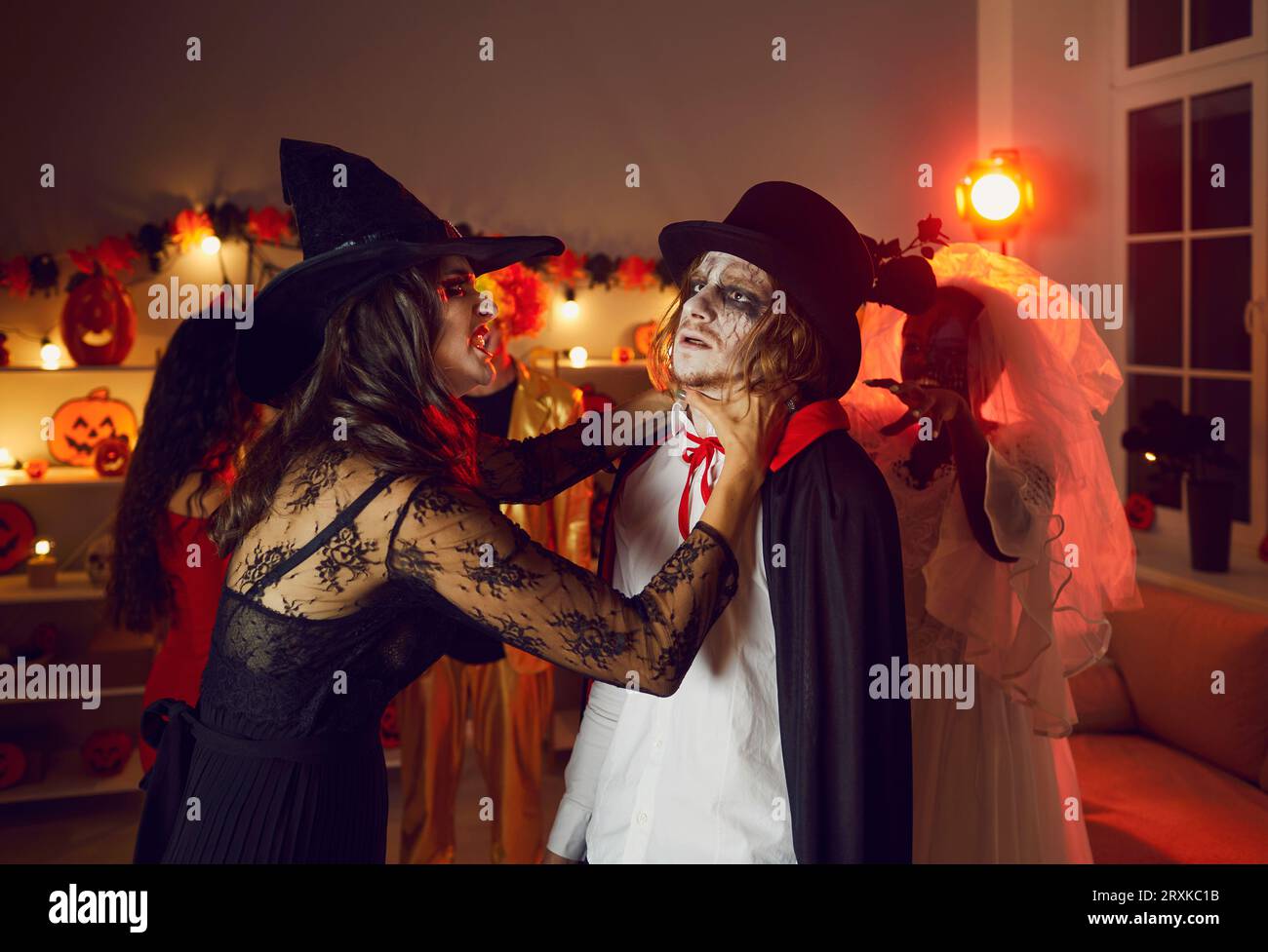 Gruselige Frauen und Männer in Kostümen haben Spaß an Halloween Stockfoto