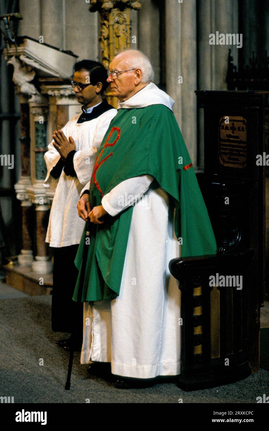 Die Anglo-Catholic High Church of England, St John the Baptist Church. Der Pfarrer Phyall nimmt jeden Sonntagmorgen um 11,00 Uhr die feierliche Messe ab. Es gibt eine sehr geringe Anwesenheit. Shepherd's Bush, London, England 1985 1980er Jahre UK HOMER SYKES Stockfoto