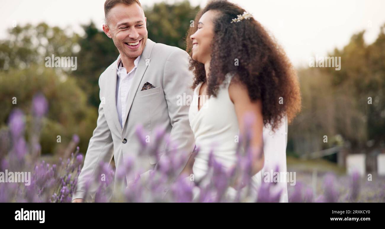 Hochzeit, Spaziergang und Feld mit Paar, Ehe und lustig mit Liebe, Engagement und Glück. Glückliche Menschen, Braut und Bräutigam im Freien, Romantik und Stockfoto