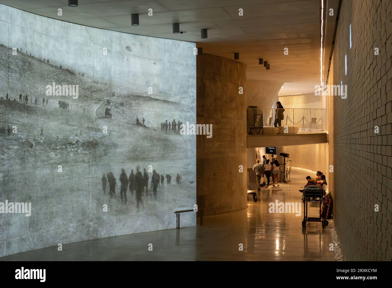 Jerusalem, Israel. September 2023 26. Israel gedenkt seiner 2.689 gefallenen Soldaten im Yom Kippur, Oktober-Krieg 1973, am 50. Jahrestag einer staatlichen Gedenkfeier in der National Memorial Hall am Mt. Militärfriedhof Herzl. Die im April 2017 eingeweihte Struktur erinnert an die Namen aller Soldaten und Frauen, die ihr Leben für das Land gegeben haben. Die Namen von über 23.000 sind ewig in Fliesen eingraviert, um ihr Gedächtnis und ihre Opfer zu ehren. Quelle: Nir Alon/Alamy Live News Stockfoto