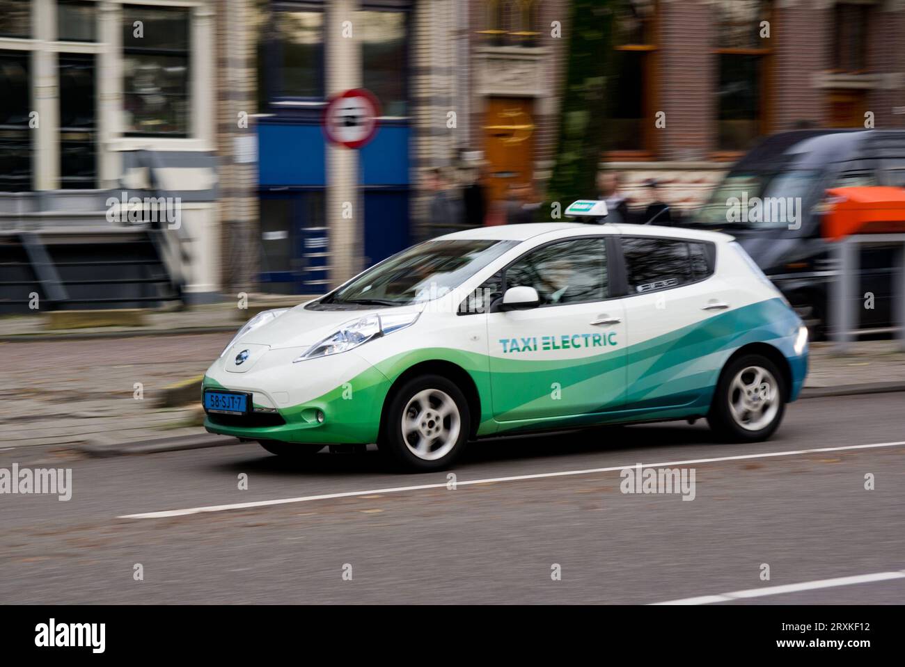 AMSTERDAM, NIEDERLANDE - 8. NOVEMBER 2013: Japanisches Nissan Leaf Elektrotaxi in Amsterdam, Niederlande. Es gibt 25 dieser Elektrotaxis Stockfoto