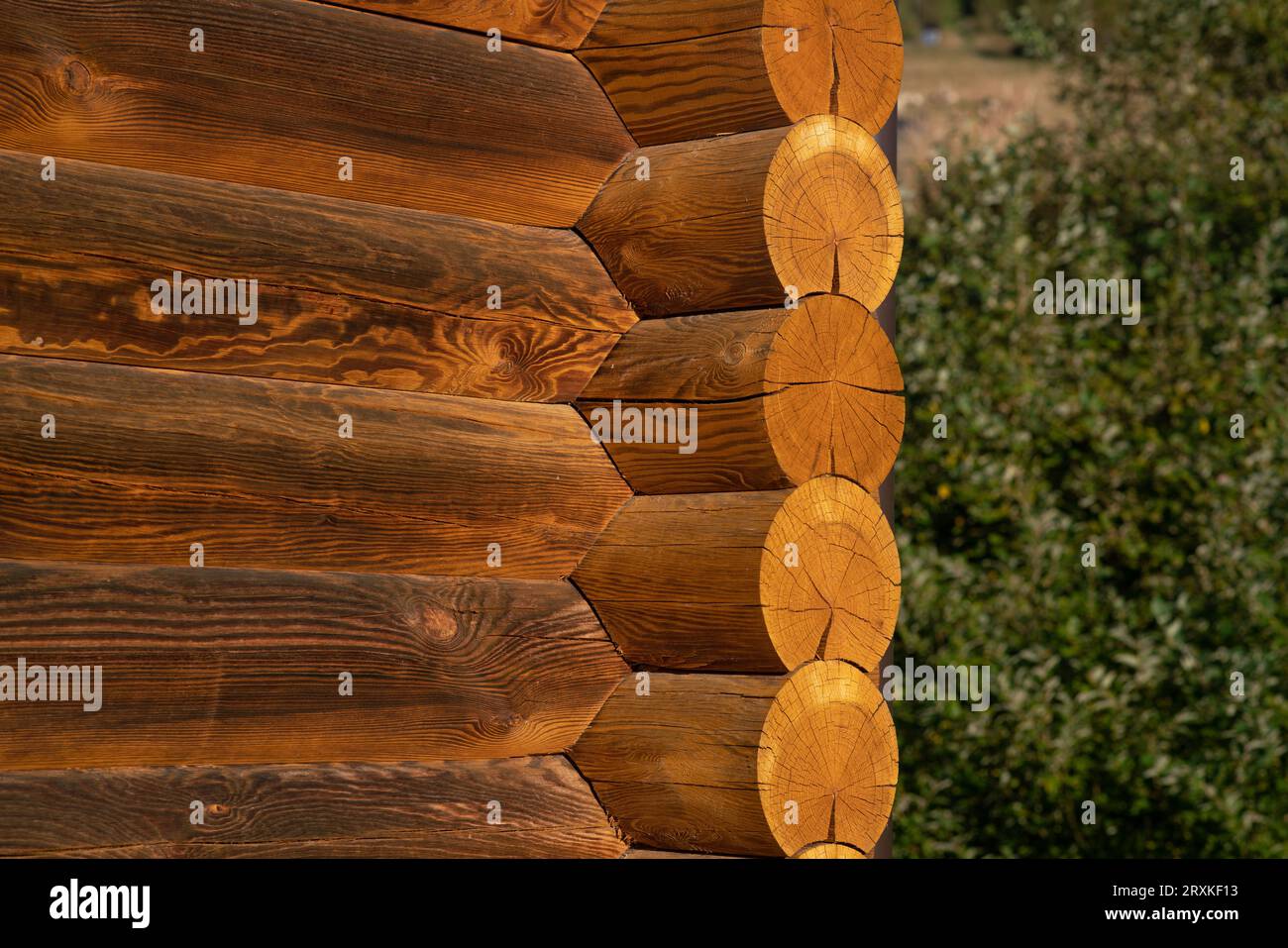 Holzgebäude mit Baudetails und Fassade mit freiliegenden Holzbalken. Ineinander greifende Balkenstruktur. Architektur, Design. Stockfoto