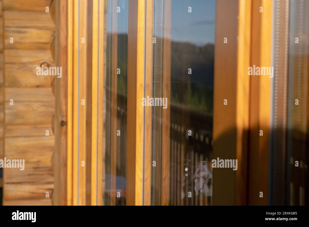 Fenster mit Hochleistungsrahmen für Wärme- und Schalldämmung. Hervorheben der Doppelzimmer zwischen dem Glas. Stockfoto