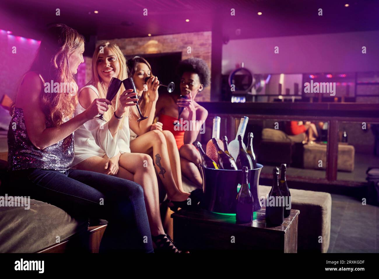 Freunde, die zusammen sitzen im Nachtclub Stockfoto