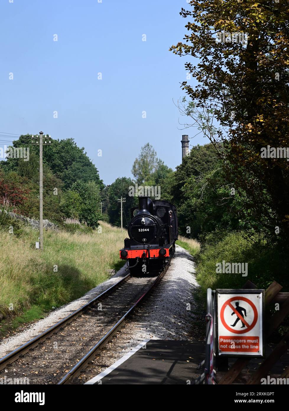 Die L&Y-Baureihe 25 0-6-0 2F Nr. 52044 kommt am Bahnhof Haworth der Keighley & Worth Valley Railway an. Stockfoto