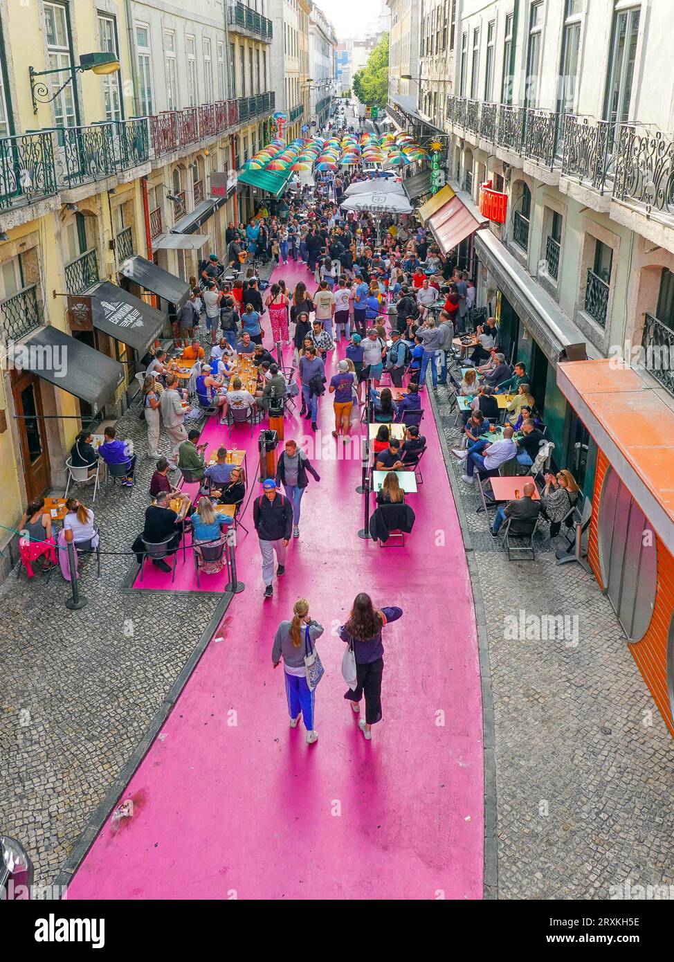 Portugal, Lissabon, Rua Nova do Carvalho oder die Pink Street, in der Gegend von Cais do Sodre, ist eine kleine Fußgängerzone Lissabons heißestes Ziel bei Nacht. Stockfoto