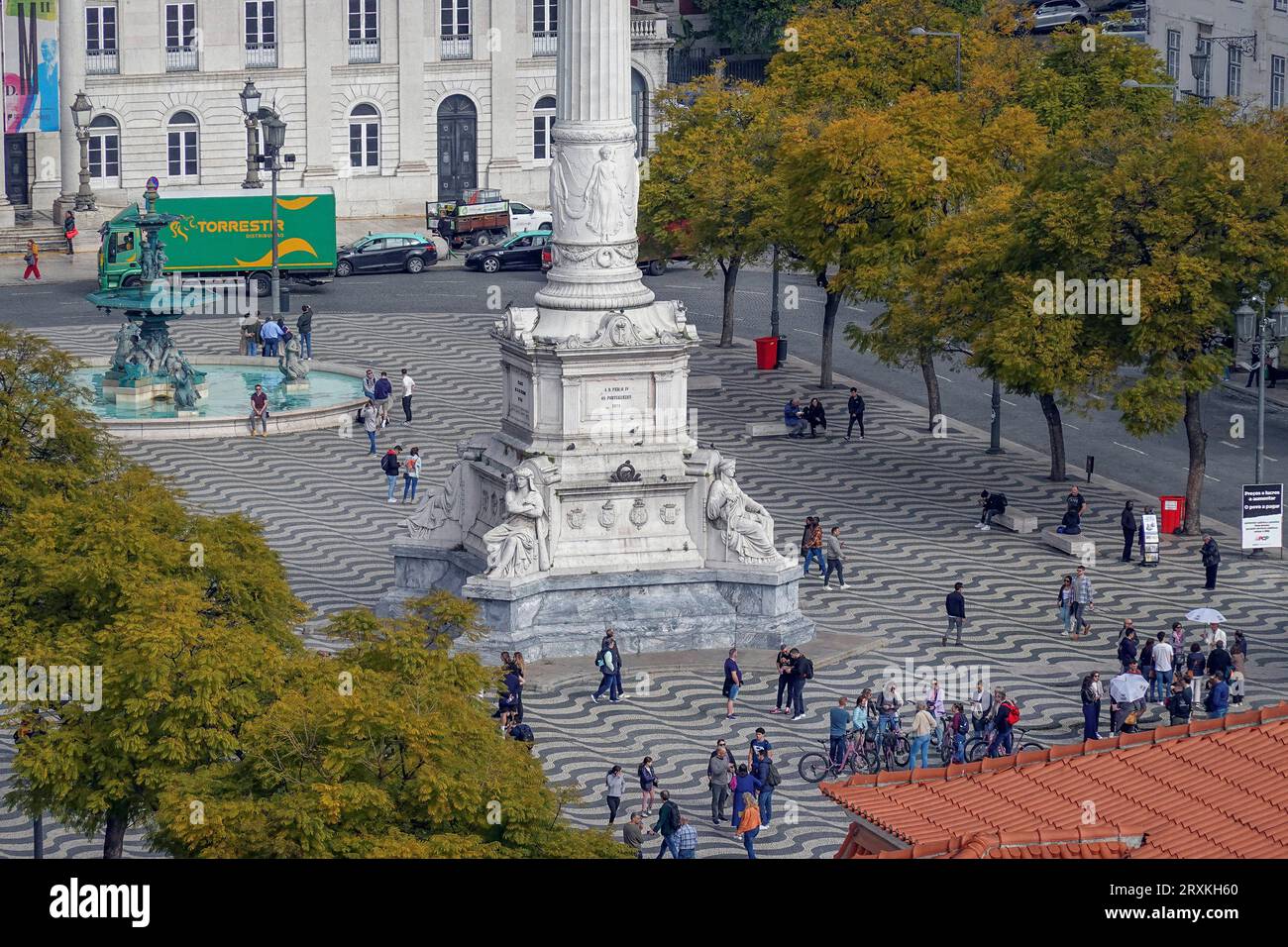 Portugal, Lissabon, Rossio Platz - die Säule von Pedro IV befindet sich in der Mitte des Platzes. Foto © Fabio Mazzarella/Sintesi/Alamy Stockfoto Stockfoto