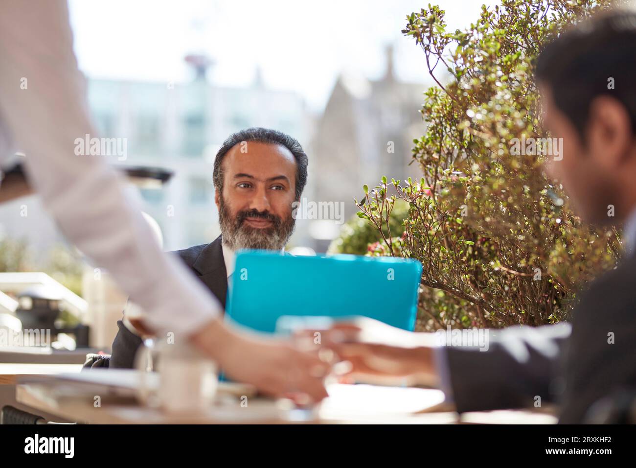 Geschäftsmann mit Laptop im Cafe Stockfoto
