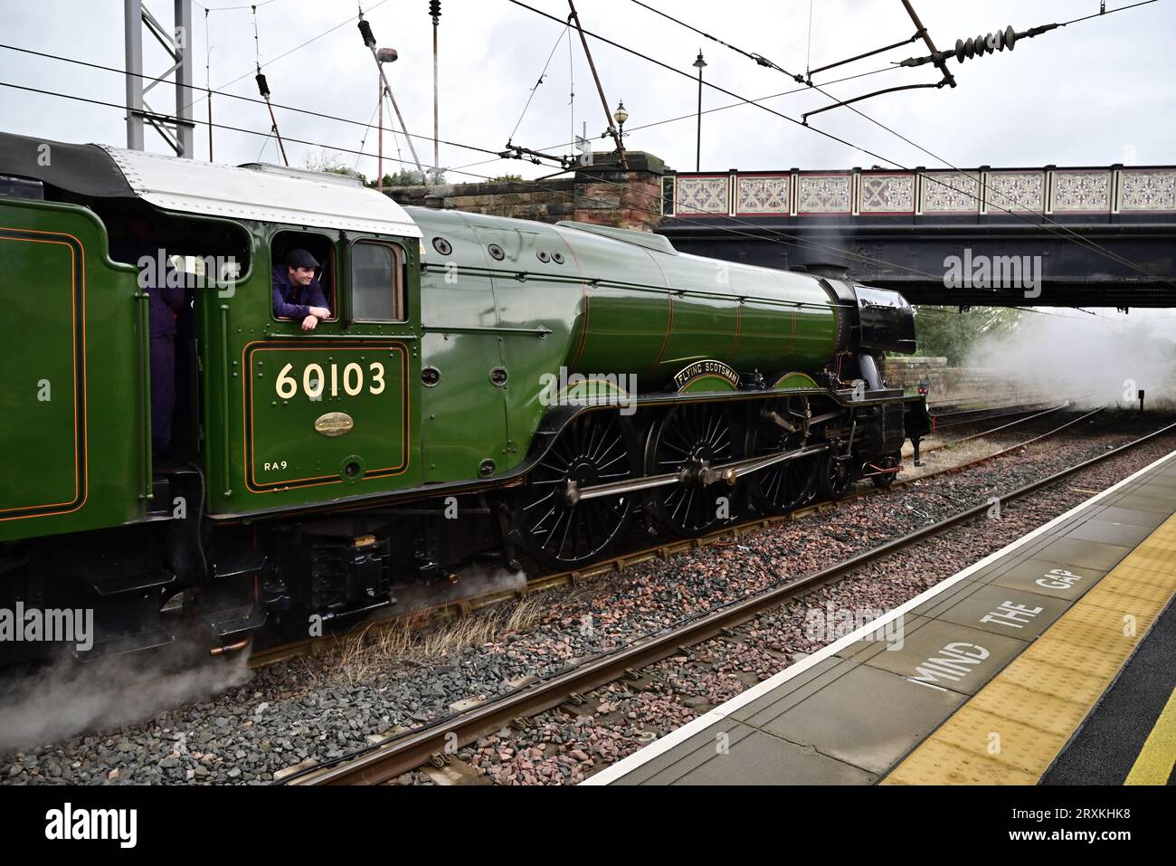 Die berühmte Dampflokomotive der Klasse A3 Nr. 60103 Flying Scotsman wartet am Bahnhof Carlisle Citadel, nachdem sie die Waverley-Bahnfahrt von York aus genommen hat. Stockfoto