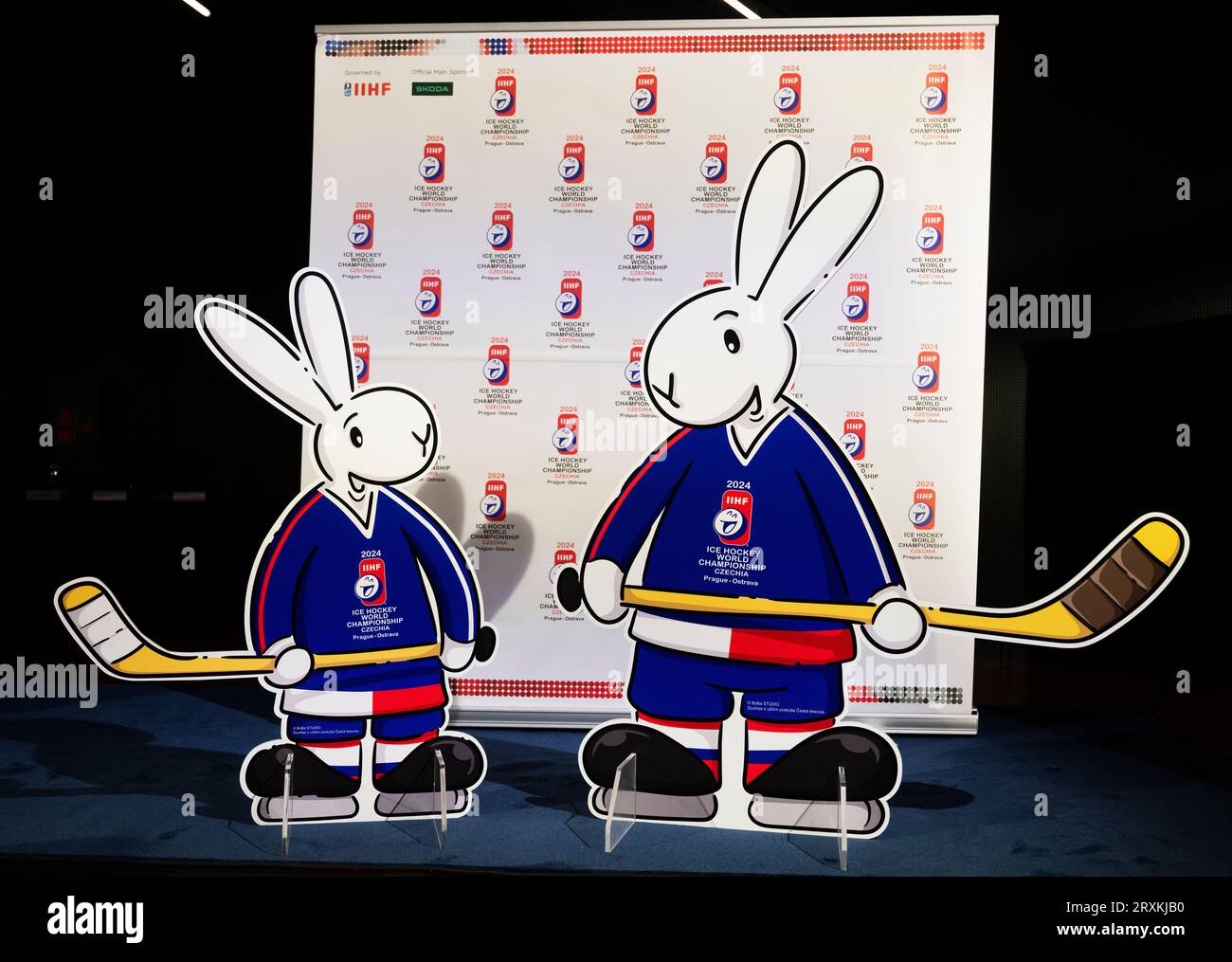 Das Organisationskomitee der Eishockey-Weltmeisterschaft 2024 präsentiert die Maskottchen Bob und Bobek, Kaninchen vom Hut, auf einer Pressekonferenz in Prag am 26. September 2023. (CTK Photo/Michaela Rihova) Stockfoto