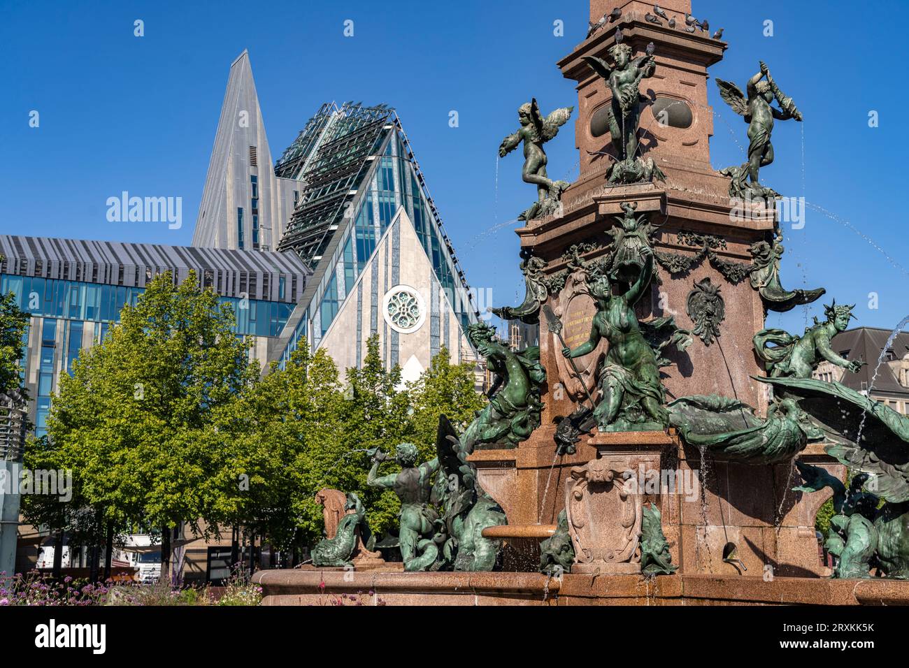 Der Mendebrunnen und das moderne Augusteum der Universität Leipzig am Augustusplatz, Leipzig, Sachsen, Deutschland | Mendebrunnen und der Mo Stockfoto