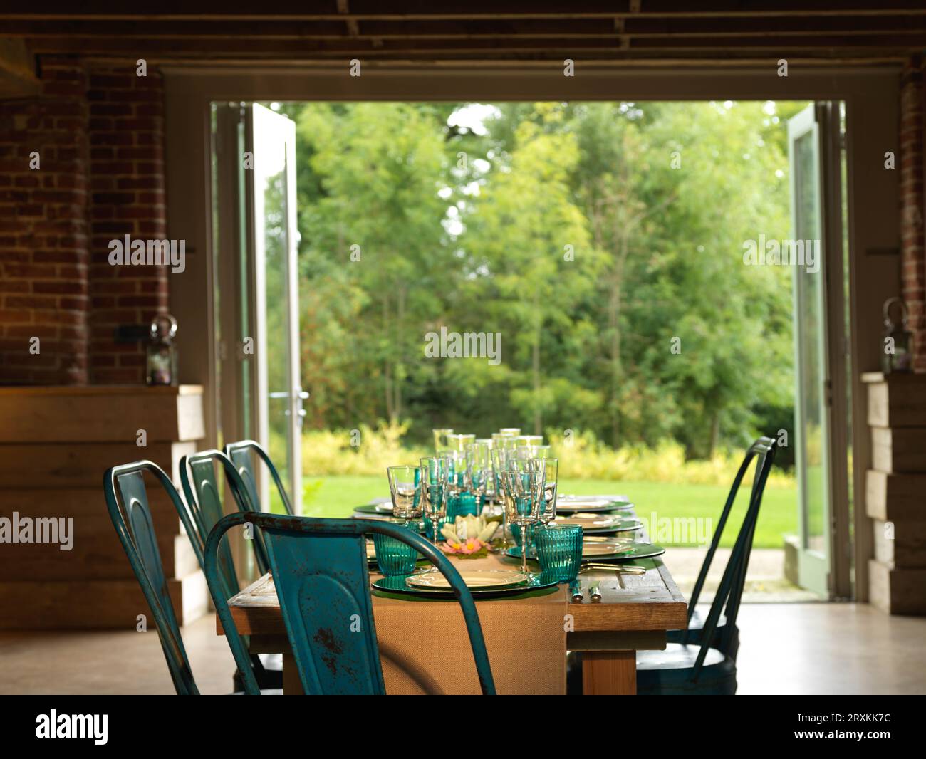 Esstisch für eine Mahlzeit auf einer offenen Terrasse. Stockfoto