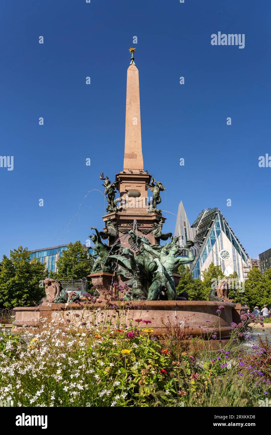 Der Mendebrunnen und das moderne Augusteum der Universität Leipzig am Augustusplatz, Leipzig, Sachsen, Deutschland | Mendebrunnen und der Mo Stockfoto