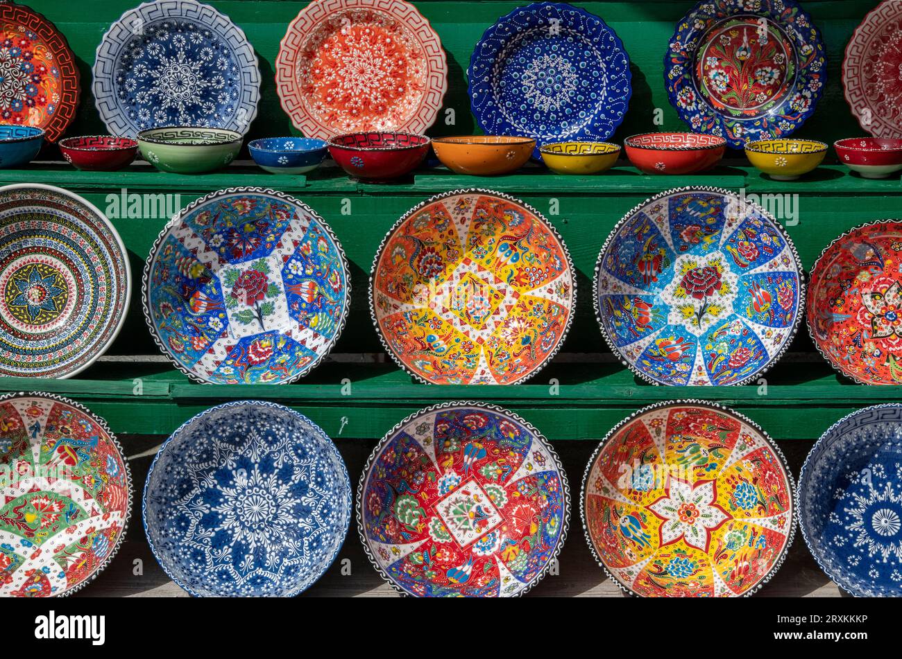 Bunte, hell bemalte griechische Keramik für Souvenirs in einem Souvenirladen auf zakynthos, bunte griechische Keramik Teller und Teller. Stockfoto