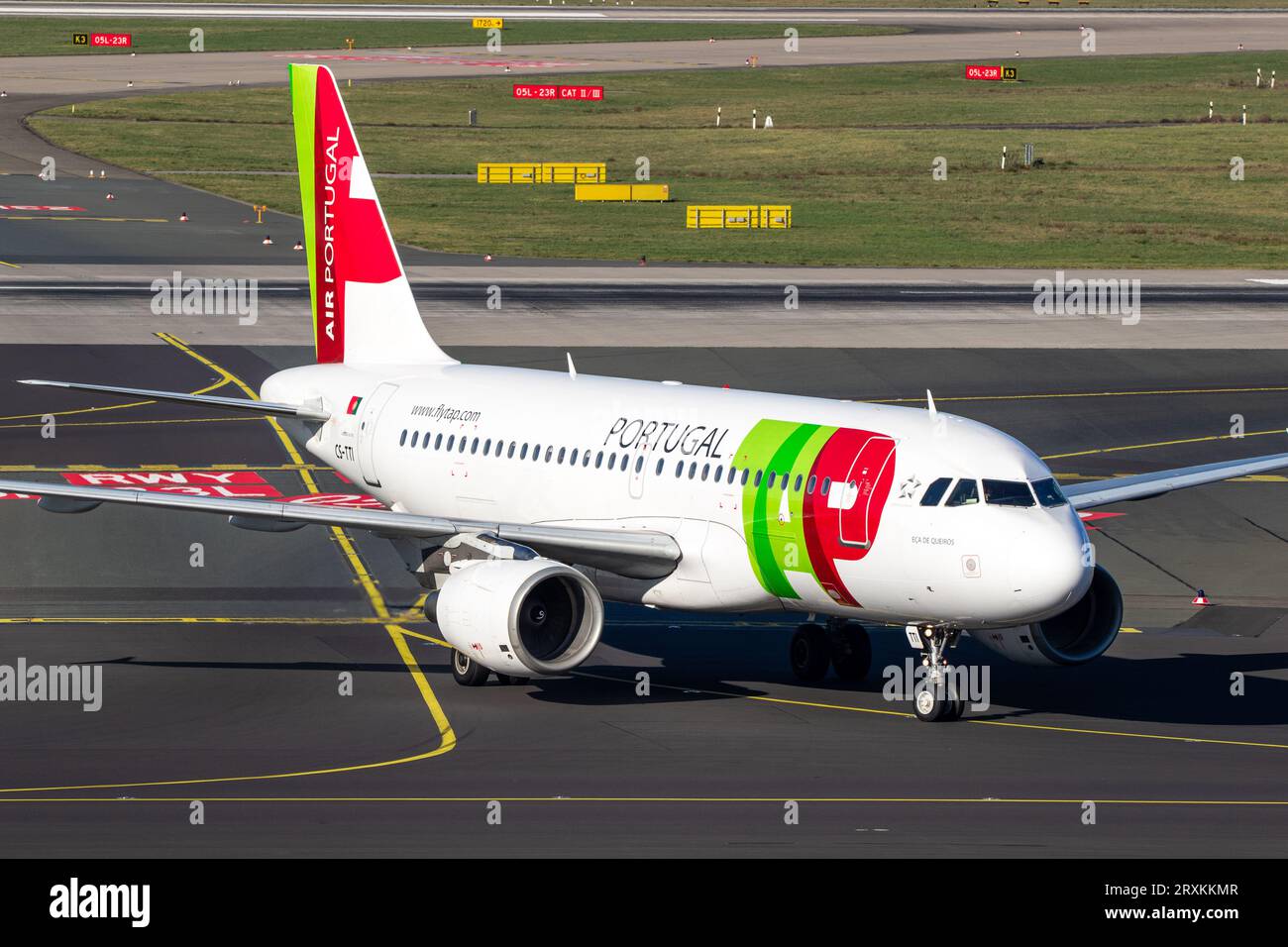 Airbus A319 von TAP Air Portugal Airlines rollt nach der Landung auf dem Flughafen Düsseldorf zum Gate. Deutschland - 7. Februar 2020 Stockfoto