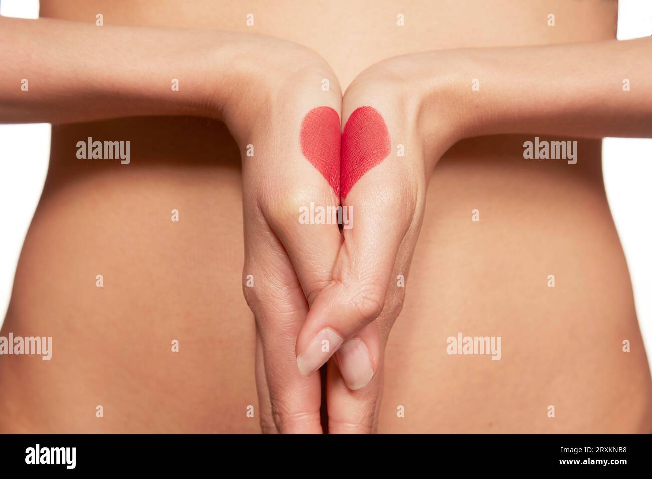 Body Paint Herz auf gefalteten Händen gezogen Stockfoto