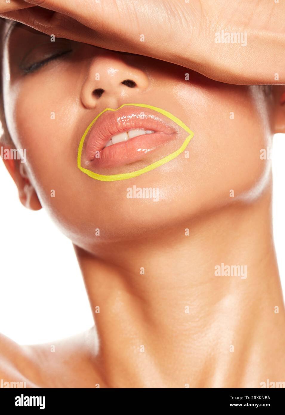 Junge Frau mit gelben Kreis um ihren Mund Abschirmung ihre Augen Stockfoto