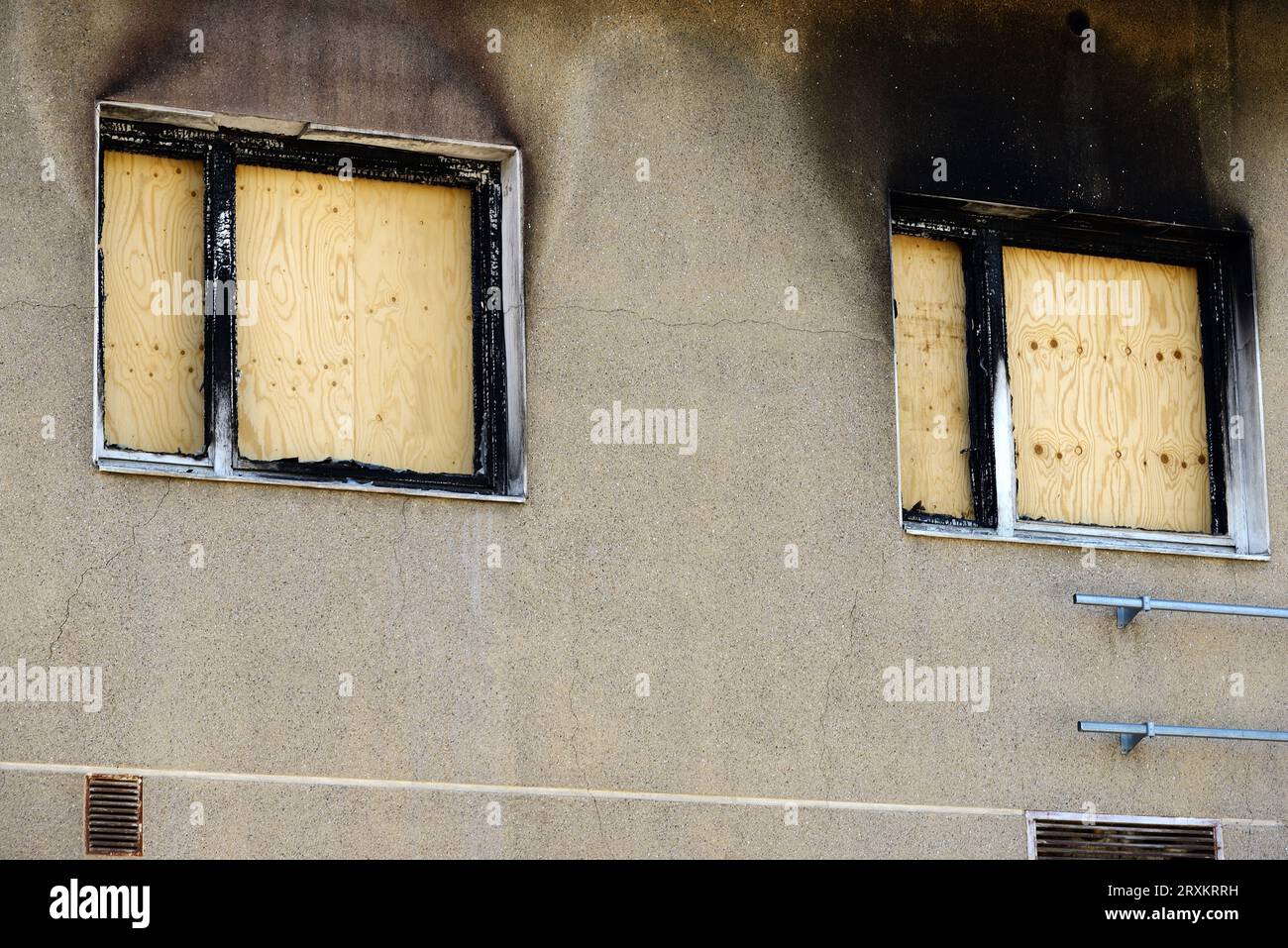 Die Fenster der Wohnung waren nach einem Brand mit Sperrholz verdeckt Stockfoto
