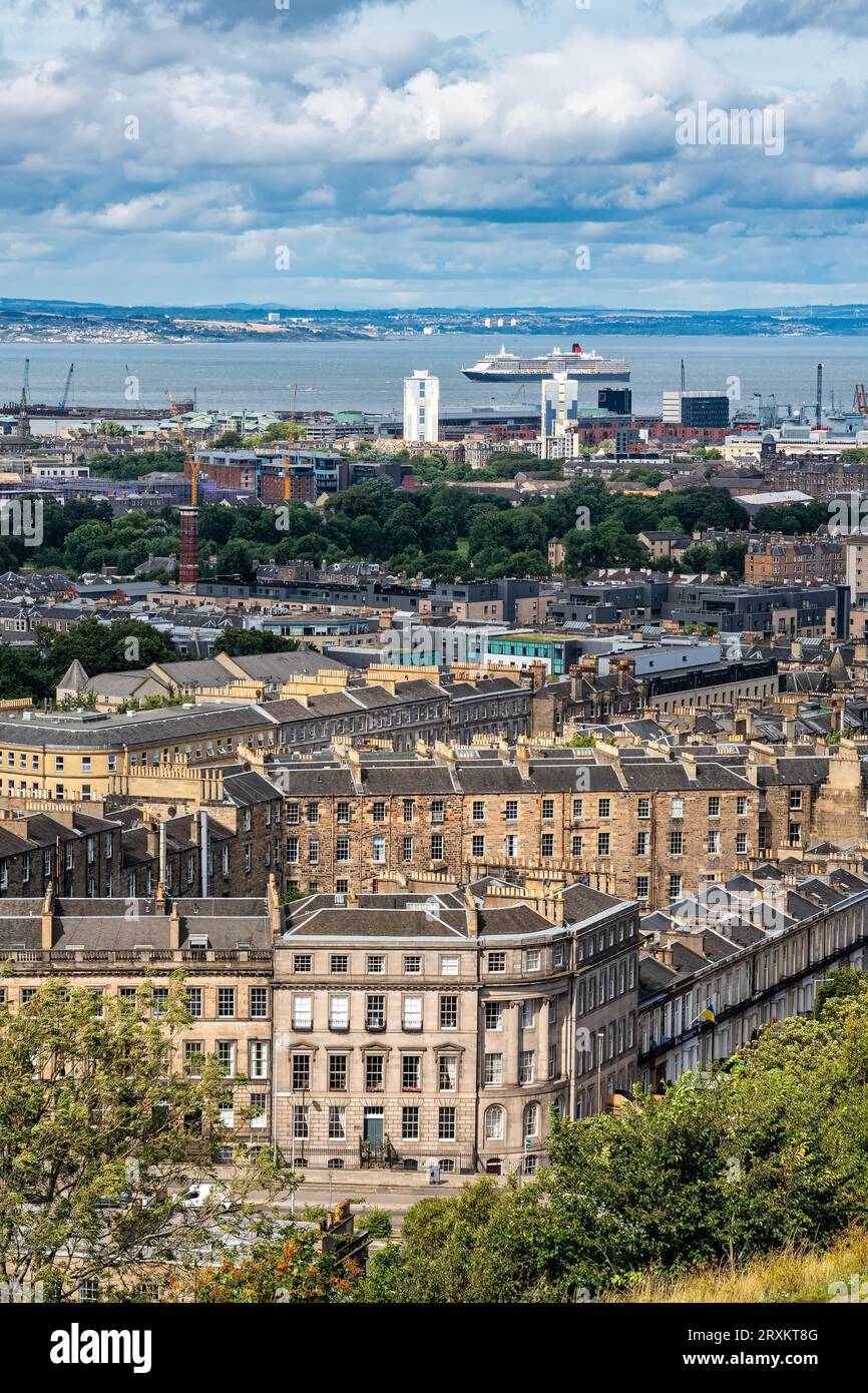 Panoramablick auf die Stadt Edinburgh mit dem Meer im Hintergrund und Wohngebäuden, Schottland. Stockfoto