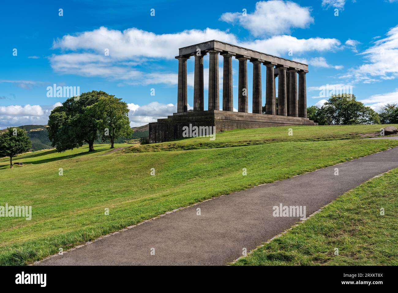 Denkmäler auf dem Calton Hill mit Blick auf die Stadt Edinburgh, Schottland. Stockfoto