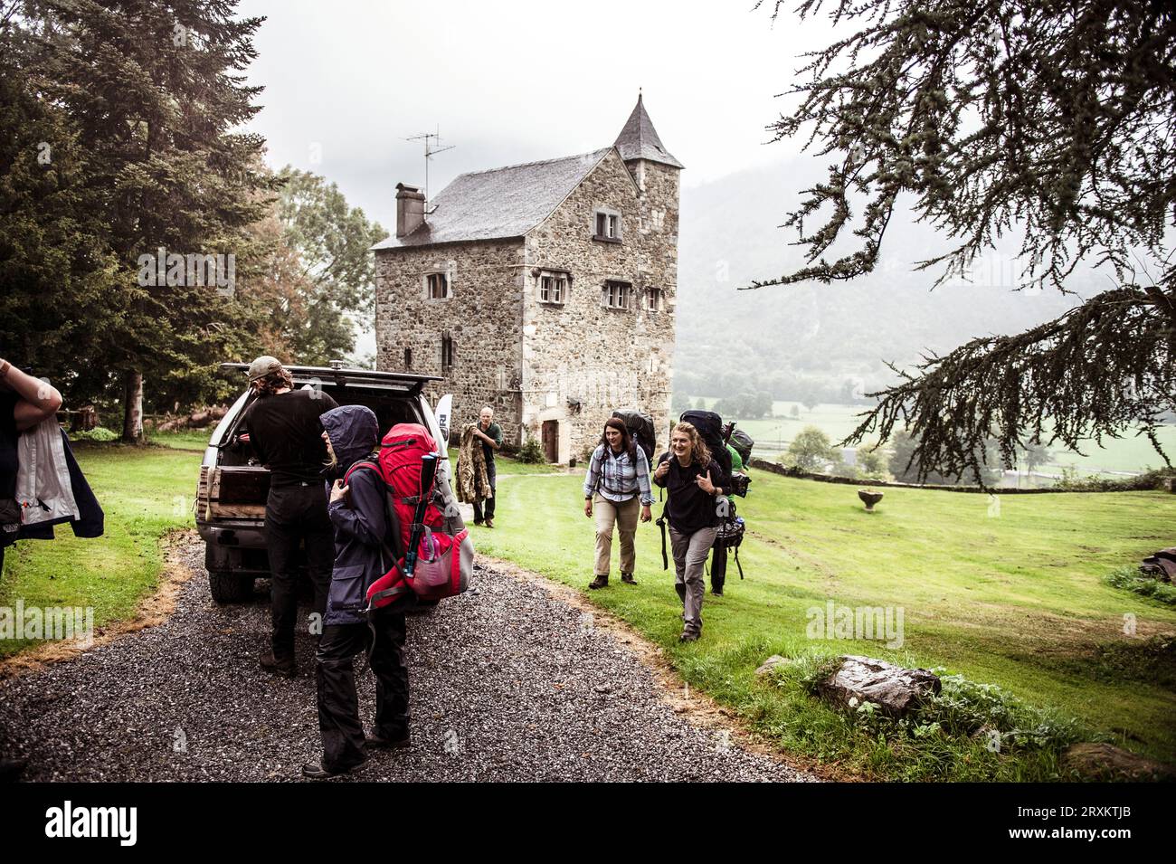 Gruppe der Wanderer Vorbereitung durch Gebäude aus Stein Stockfoto