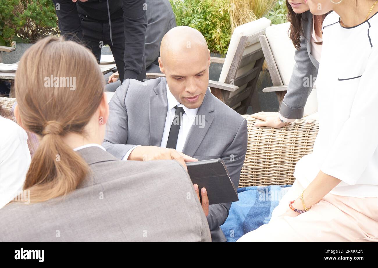 Geschäftsleute mit Tablet-PC im Restaurant Konferenz Stockfoto