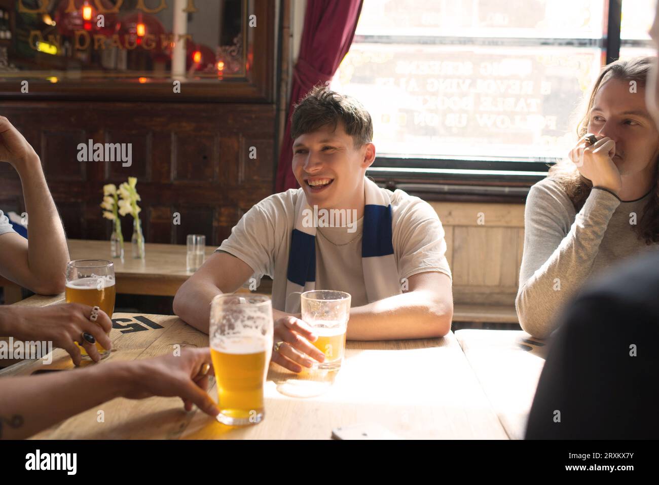 Freunde genießen Drinks an einer Bar. Stockfoto