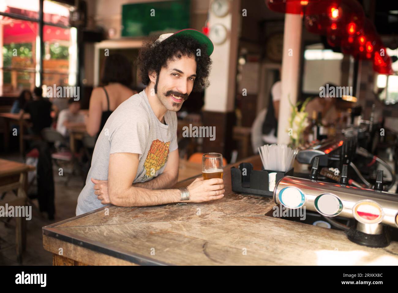 Ein Mann genießt ein Bier in einer Bar Stockfoto