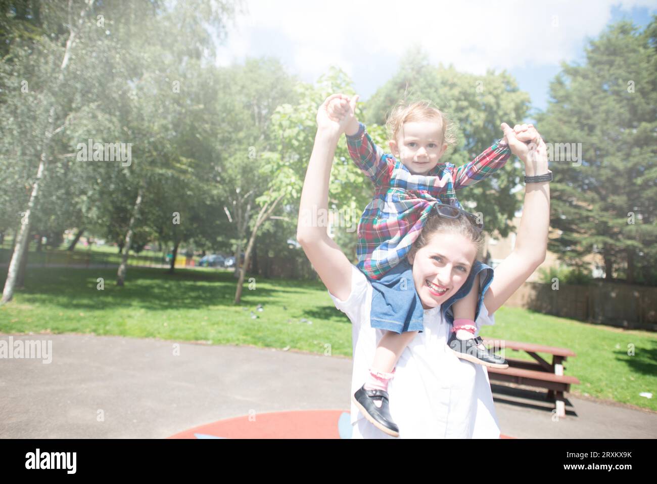 Kind auf Schultern, das den sonnigen Tag im Park genießt Stockfoto