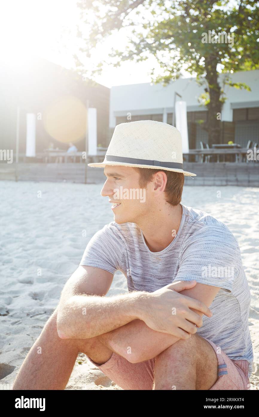 Junger Mann mit Stroh Trilby Hut am Strand Stockfoto