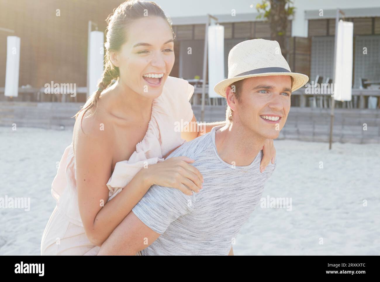 Junger Mann, Freundin Huckepack in Ko Samui, Thailand Stockfoto