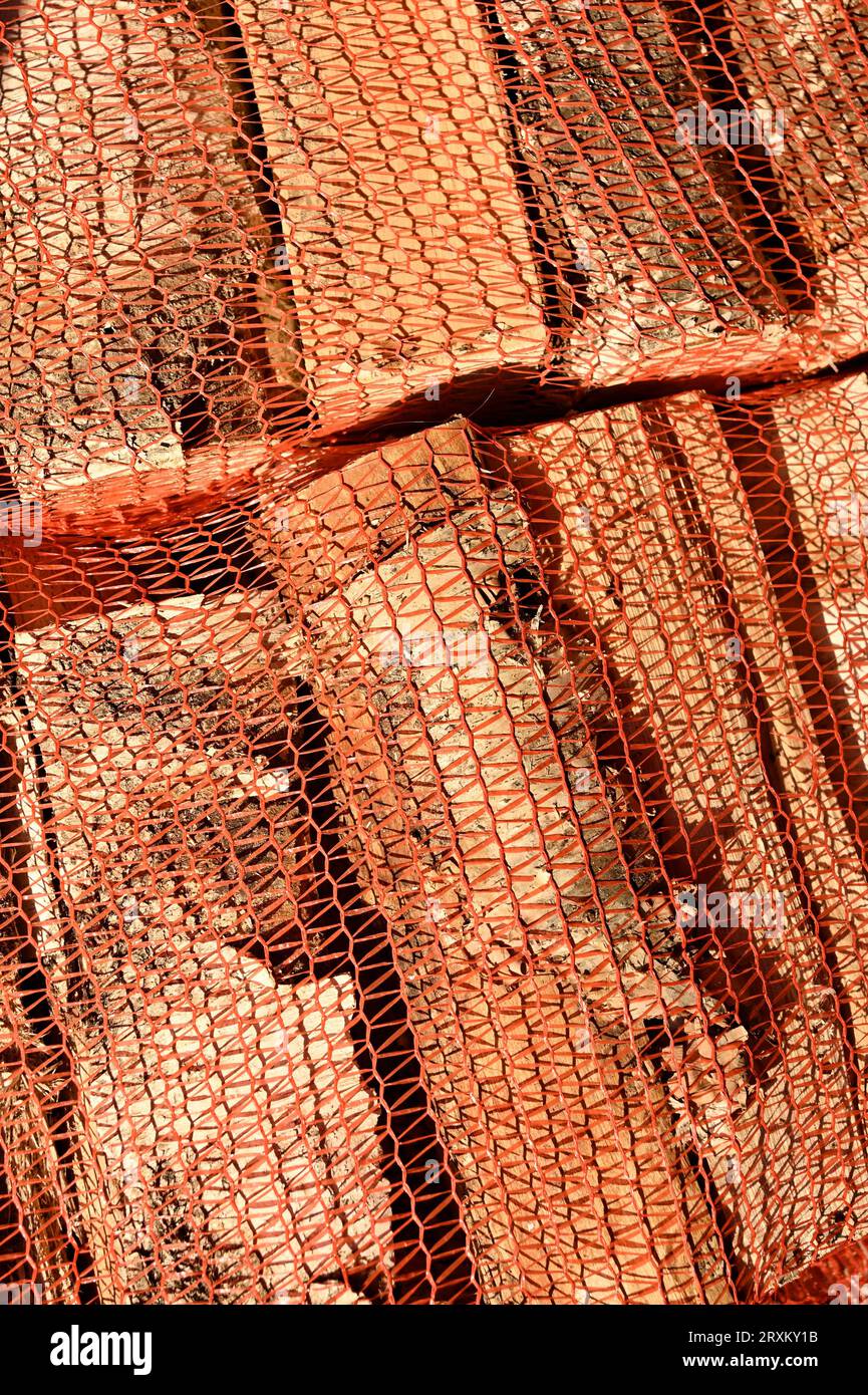 Birkenfeuerholz in Netzen im Ton Stockfoto