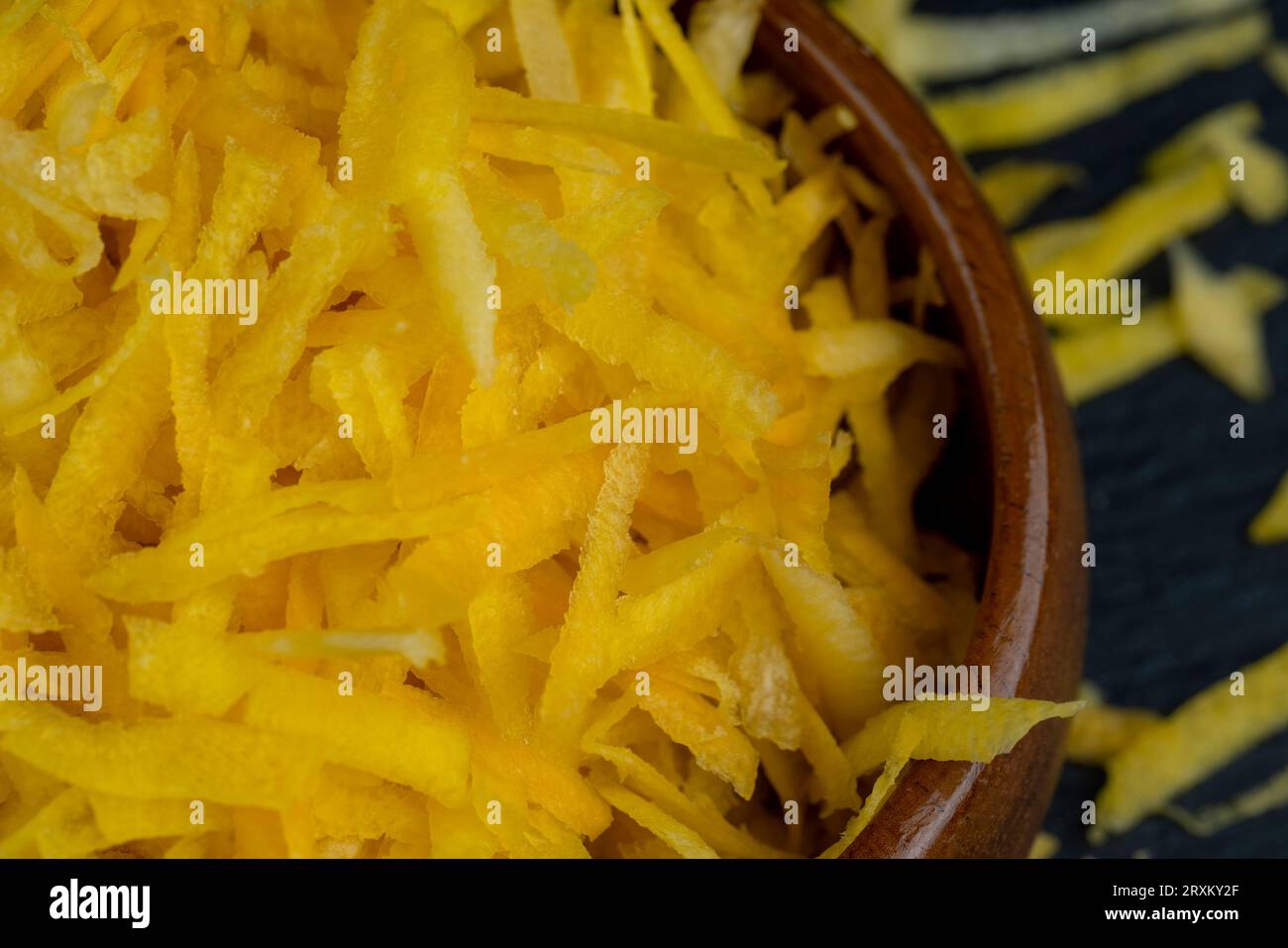 Fein geriebene gelbe Karotten in der Küche, mehrere geschälte und gewaschene Karotten auf einer Reibe in Stücke gerieben Stockfoto