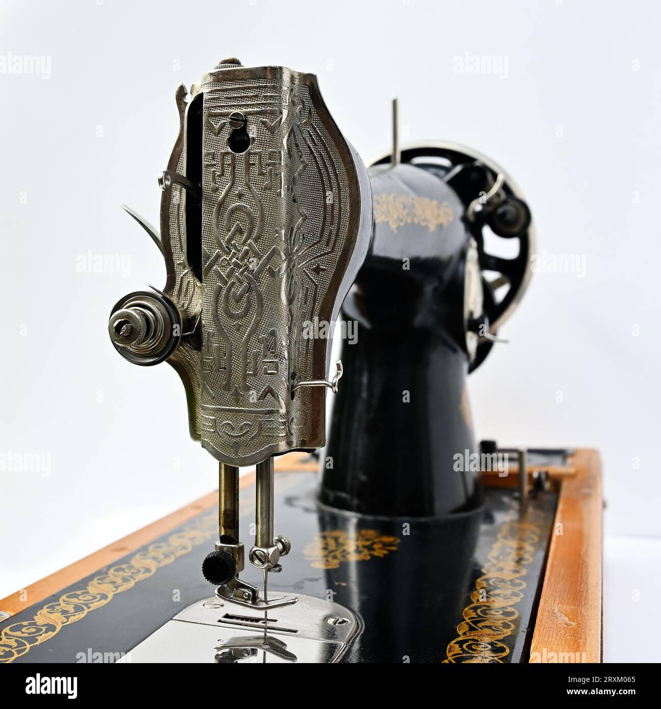 Alte Vintage-Nähmaschine auf weißem Hintergrund Stockfoto