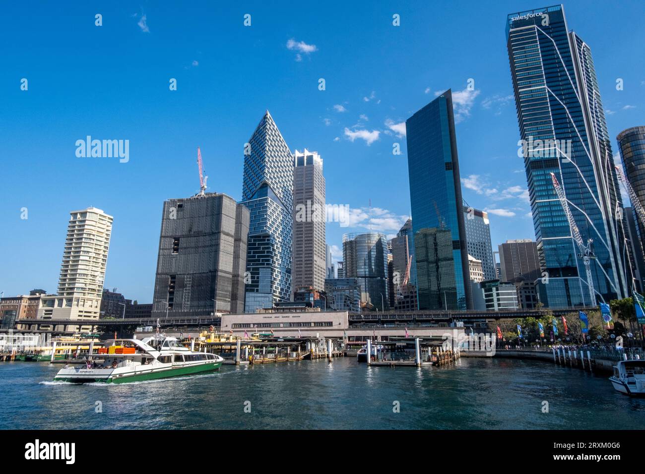 Fähren am Circular Quay im Zentrum von Sydney, New South Wales, Australien Stockfoto