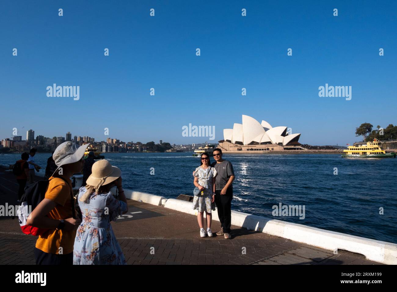 Asiatische Touristen posieren vor dem Sydney Opera House, Sydney Habour, New South Wales, Australien Stockfoto