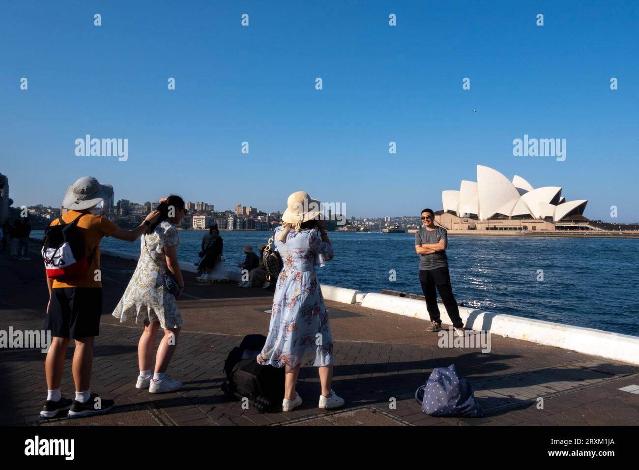 Asiatische Touristen posieren vor dem Sydney Opera House, Sydney Harbour, New South Wales, Australien Stockfoto